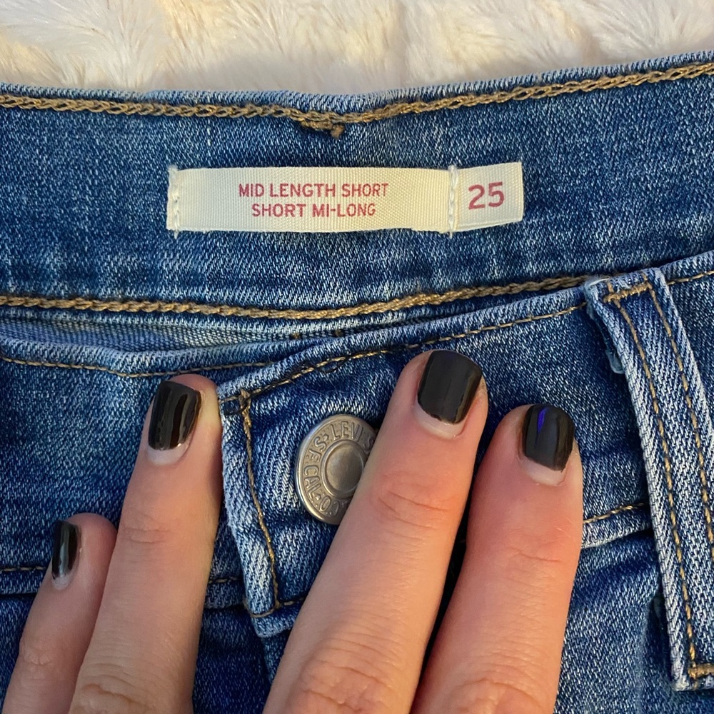 Levi Mid Rise Jean Short - Picture 3 of 3